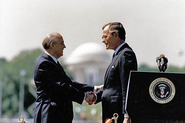 Americký prezident George Bush vítá Michaila Gorbačova před Bílým domem ve...