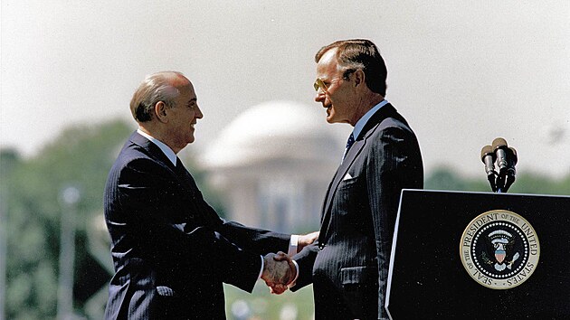 Americk prezident George Bush vt Michaila Gorbaova ped Blm domem ve Washingtonu 31. kvtna 1990.