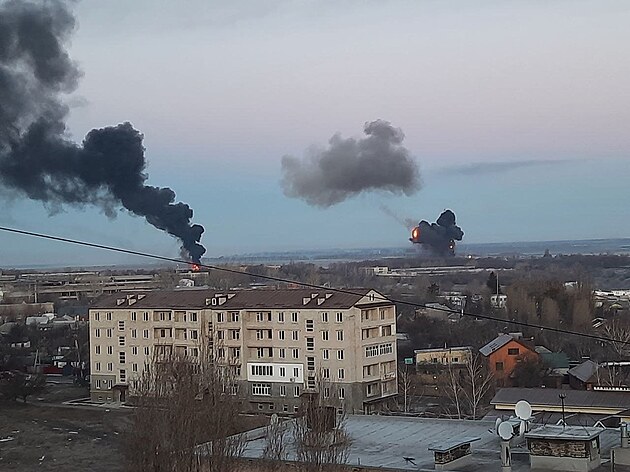 Dým po sérii výbuchů v ukrajinském Charkově
