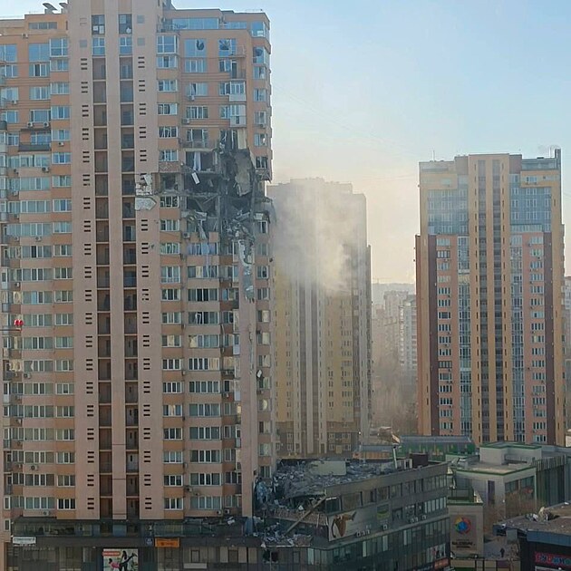 Výškový dům v Kyjevě po zásahu raketou (26. února 2022)