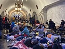 Ukrajinci s ukrvaj v metru pes ruskm tokem (24. nora 2022)