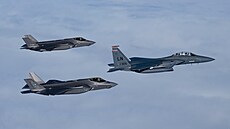 Americké F-35 a F-15 nad Baltem