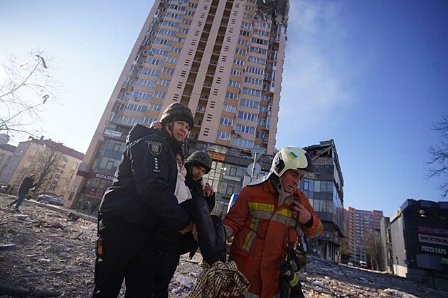 Evakuace lidí z okolí výkové budovy Kyjev, zasaené ruskou stelou