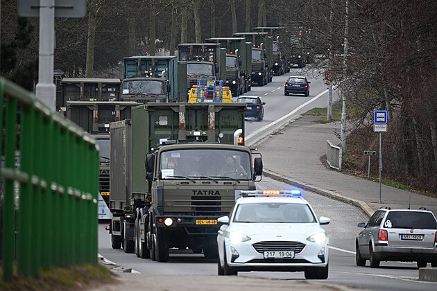 Logistický armádní konvoj míří na Slovensko, kde čeští vojáci vybudují stanový...