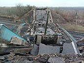Ruský tank vyřazený odstřelením mostu