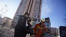 Evakuace lidí z okolí výškové budovy Kyjevě, zasažené ruskou střelou
