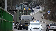 Logistický armádní konvoj míří na Slovensko, kde čeští vojáci vybudují stanový...