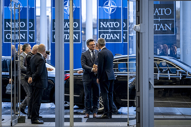 Ukrajinský ministr zahraničí Dmytro Kuleba s šéfem NATO Jensem Stoltenbergem