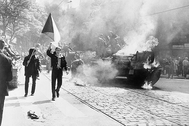Snímek sovětské invaze do Československa v srpnu 1968 z archivu CIA zveřejnil...