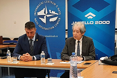 Profesor Tsuneo Nishida na neformální diskuzi v IC NATO v Praze(1.6.2022)