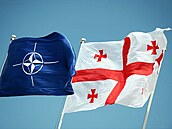 Vlajky NATO a Gruzie.