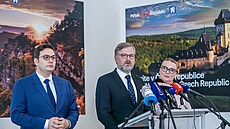 Premiér Petr Fiala s ministryní obrany Janou Černochovou a šéfem diplomacie...