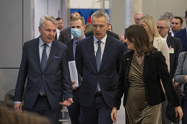 Finský ministr zahraničí Pekka Haavista, šéf NATO Jens Stoltenberg a šéfka...