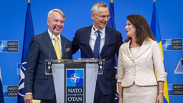 Finský ministr zahraničí Pekka Haavista, šéf NATO Jens Stoltenberg a šéfka...