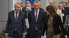 Finský ministr zahranií Pekka Haavista, éf NATO Jens Stoltenberg a éfka...