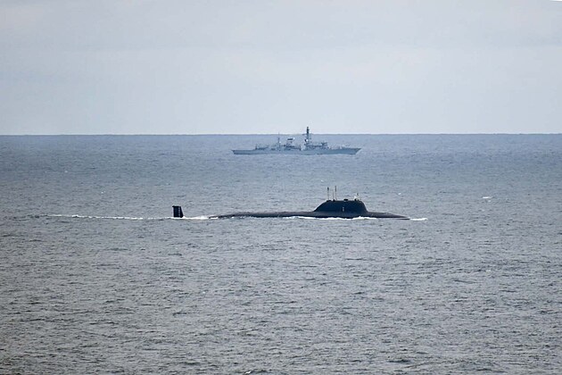 Britská fregata Portland sleduje ruskou jadernou ponorku K-560 Severodvinsk