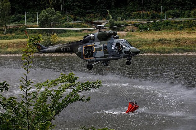 eský armádní vrtulník pi haení poáru. Ilustraní foto.
