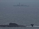 Britsk fregata Portland sleduje ruskou jadernou tonou ponorku K-157 Vepr