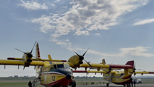 Speciln hasc letouny Canadair CL - 415 z Itlie na letiti Aera Vodochody. Pomohou se zvldnutm lesnho poru v Nrodnm parku esk vcarsko