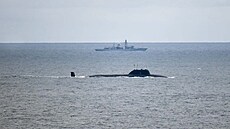 Britská fregata Portland sleduje ruskou jadernou ponorku K-560 Severodvinsk