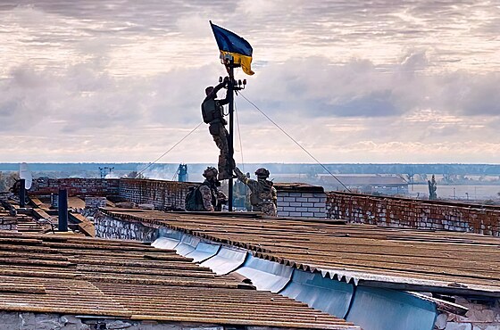 Ukrajintí vojáci vztyují vlajku v osvobozené osad Vysokopillia v oblasti...