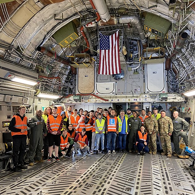 Studijní exkurze Poznej NATO 2022 v letounu amerického letectva C-17 (14. záí...