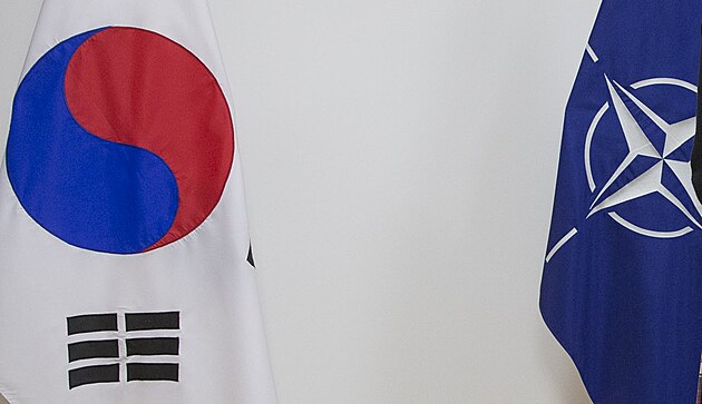 Vlajky Jiní Koreje a NATO