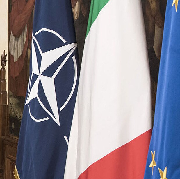 Vlajky NATO, Itálie a Evropské unie.