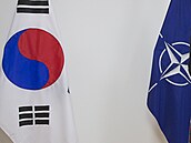 Vlajky Jiní Koreje a NATO