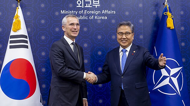 Generální tajemník NATO Jens Stoltenberg se zdraví s jihokorejským ministrem...