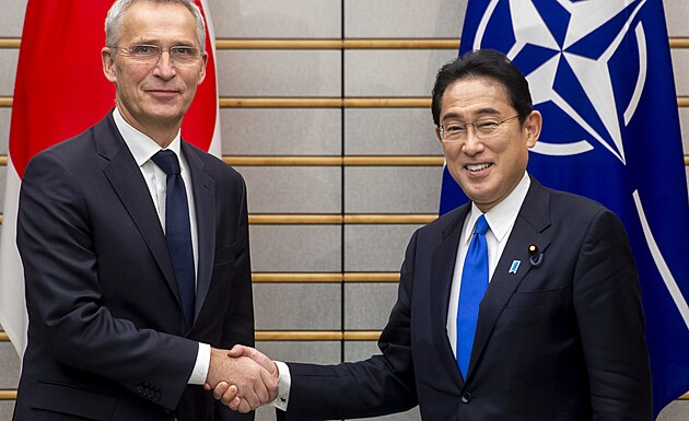 Generální tajemník NATO Jens Stoltenberg s japonským premiérem Fumiem Kišidou.