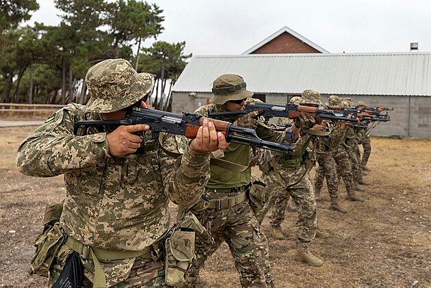 Výcvik ukrajinských voják v Británii. Ilustraní foto.