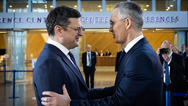 Ukrajinský ministr zahraničí Dmytro Kuleba s šéfem NATO Jensem Stoltenbergem v...