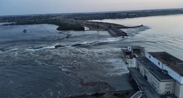 Zničená přehrada Kachovka na Ukrajině (6. června 2023)
