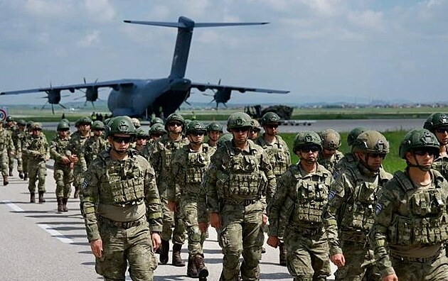 Turecká 65. mechanizovaná brigáda po příletu do Kosova