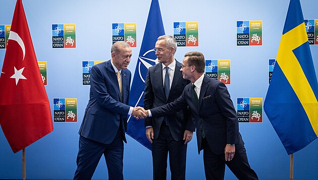 Turecký prezident Erdogan, éf NATO Jens Stoltenberg a védský premiér...
