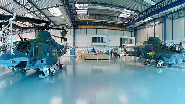 Víceúčelový vrtulník UH-1Y Venom (vlevo) a bitevní AH-1Z Viper na základně v Náměšti nad Oslavou (17. srpna 2023)