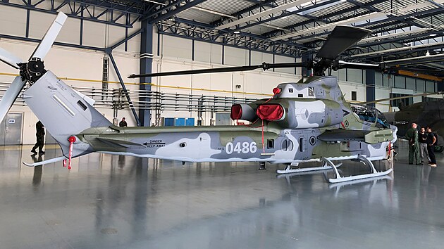 Armáda za účasti ministryně obrany Jany Černochové a náčelníka Generálního štábu Karla Řehky převzala první dva americké bitevní vrtulníky Viper (17. srpna 2023)