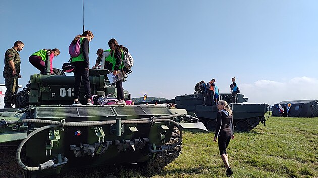 Vojensk technika zblzka: exkurze do zkulis pprav arelu Dn NATO v...