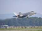 Start amerického letounu F-35 z dráhy monovského letit bhem Dn NATO v...