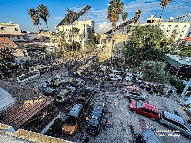 Parkoviště nemocnice v Gaze po výbuchu, který způsobila raketa Islámského...