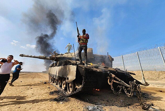 Palestintí teroristé z Hamásu zniili izraelský tank u plotu oddlující pásmo...