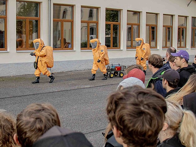 Poznej NATO - stedokolci na studijn exkurzi u 31. pluku radian, chemick...
