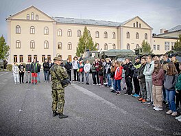 Poznej NATO - středoškoláci na studijní exkurzi u 31. pluku radiační, chemické...