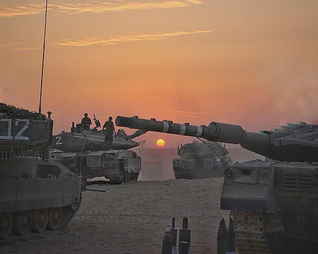 Tankové jednotky izraelské armády u hranic s pásmem Gazy