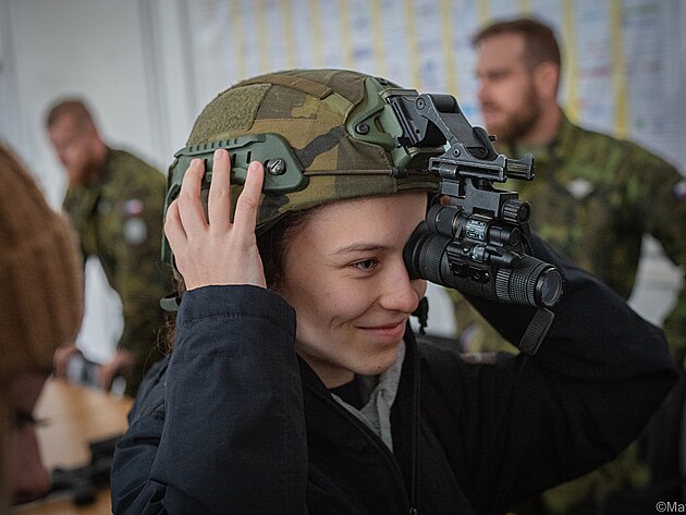 Poznej NATO - stedokolci na studijn exkurzi u 41. mechanizovanho praporu v...