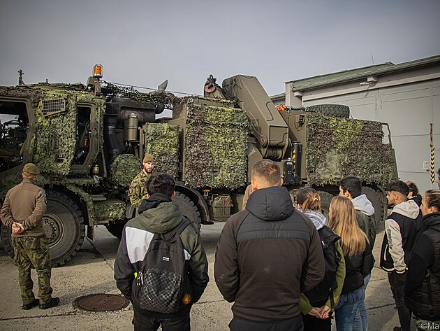 Poznej NATO - stedokolci na studijn exkurzi u 41. mechanizovanho praporu v...