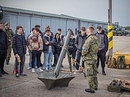 Poznej NATO - středoškoláci na studijní exkurzi u 41. mechanizovaného praporu v...