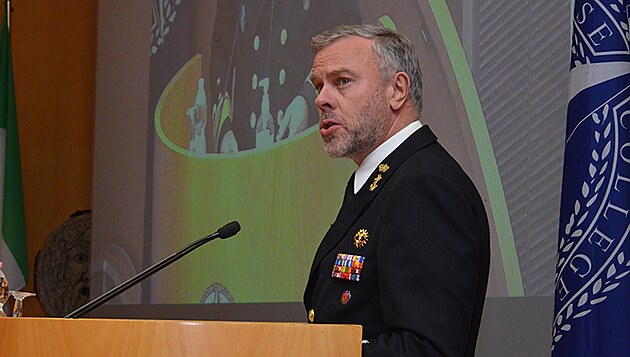 Pedseda Vojenského výboru NATO admirál Rob Bauer.