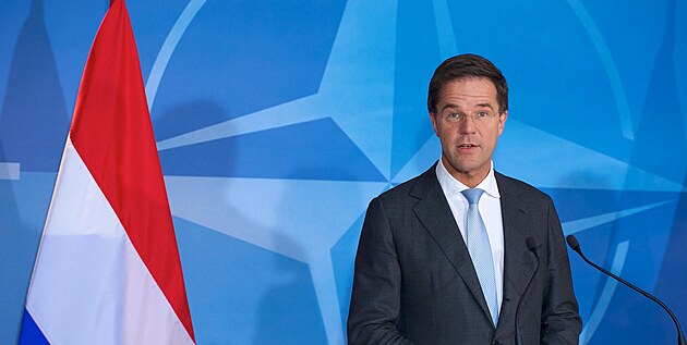 Mark Rutte pi návtv centrály NATO jako nizozemský premiér v roce 2012.